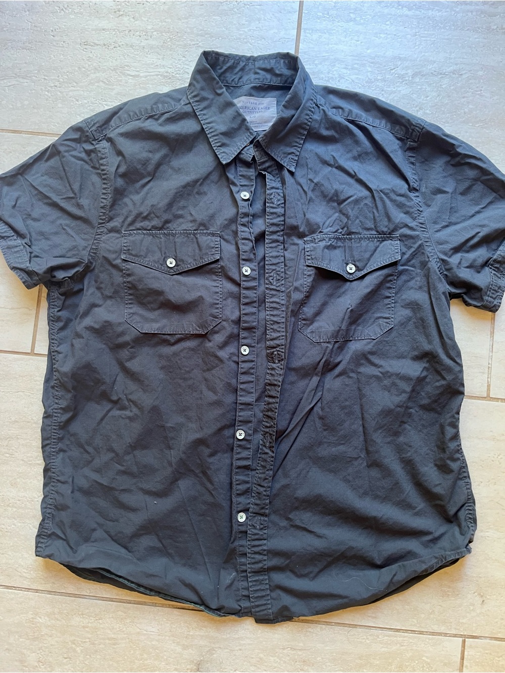 American Eagle Short-Sleeve Button-Down Shirt 100% cotton crisp summer gray